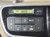 【オートエアコン】一度お好みの温度に設定すれば、車内の温度を検知し風量や温度を自動で調整。暑い&hellip;寒い&hellip;と何度もスイッチ操作をする必要はありません。快適な車内空間には必須の機能ですね♪