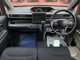 [フロントシート]インパネにシフトが付いているので足元広々!運転席から助手席の移動も楽々♪どちらからでも乗り降り出来るので、狭い場所の乗り降りも楽ちんですよ♪