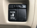 片側パワースライドドアが付いています。運転席やワイヤレスリモコンにも開閉スイッチがあり、とても便利です。半ドア防止や挟み込み防止機能も付いていますよ。