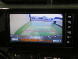 車両後方の映像を映すバックモニター。進路を確認しながら安全に車庫入れできます。