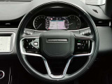 RANGEROVERのエレガントなステアリングはソフトレザーの握り心地の良いレザーを使用しています。