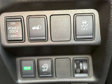 オートバックドア機能ついています!運転席のこのボタンかバックドアのボタン開閉ボタンを押すことで自動で開いてくれちゃいます!