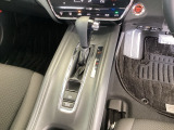 シンプルでとても使いやすいフロアシフトに、パーキングブレーキは電子制御パーキングブレーキです。