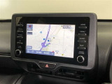 【7インチディスプレイオーディオ】各種オーディオ機能とスマホ連携機能を搭載。ナビキットを装着しているので、車載ナビとしても使用可能です。機能の詳細につきましては、展示店舗までお尋ねください。