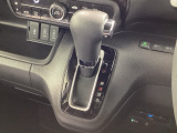 インパネシフトを採用しているので、前席の足元も広々としています。運転席と助手席の行き来もスムーズです!
