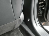 Dオプション装備の前席と後席の足元を照らすフットウェルランプ付きです。