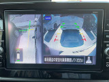 ギアを『R』に入れた後、カメラボタンを押すと、運転席から見えない左側面をナビ画面にうつしてくれるので、幅寄せや縦列駐車がし易くなります。