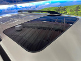 【サンルーフ】開放感たっぷりの希少装備、サンルーフが装着されています!車内に明かりを取り入れたり景色を楽しむ以外にも、車内の空気も簡単に換気できて快適です!