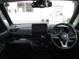 開放的で周囲が広く見渡せる運転席は車両の感覚がつかみやすくて安心安全です♪雨の日も視界良好、油膜や汚れの付着を防止するウィンドウ撥水の施工も承ります♪フロントガラスだけでなく、全ガラスに施工可能です☆
