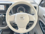インテリアに合わせたデザインのステアリングは、運転される方のことも考え、運転しやすい形状、大きさです。是非一度、実際に触ってお確かめください。