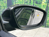 【ブラインドスポットモニター】走行中、ドアミラーの死角になりやすい箇所に後続車が接近するとサイドミラーのレンズに警告を表示!ドライバーに注意喚起をしてくれます。