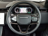 RANGEROVERのエレガントなステアリングはソフトレザーの握り心地の良いレザーを使用しています。