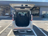 バックドアは大きく開きます。定員乗車時でも十分広いラゲッジスペースを確保しています