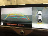 【パノラミックビューモニター(床下透過表示機能付)】クルマを上から見たような画像をディスプレイに表示し、運転席から確認しにくい箇所も確認できます。車両直下及びタイヤ付近のアンダーフロアの確認も可能です
