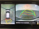 《パノラマモニター》車両の前後左右に搭載した4つのカメラにより、クルマを真上から見ているような映像を表示。運転席から確認しづらい車両周辺の状況の把握が可能です。