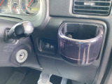 運転席ドリンクホルダーは、ドライバーがすぐ取り出せる位置に付いています。