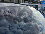 全てのクルマに車両検査証がついています。中古車オークション業界で確立された公正な基準を採用しています。トヨタ自動車によって、修復歴や状態を正しく判断できると認定された車両検査員が、1台1台検査し点数と
