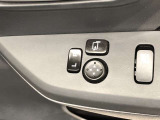 電動格納式ドアミラー付き。駐車場へ停めた時に、ボタン一つで左右のドアミラーをたたむ事ができます。