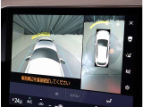 パノラミックビューモニター。車両を上から見たような映像を表示。運転席から目視しにくい車両周囲の状況をリアルタイムで確認できます。