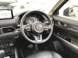 運転に集中できるようにデザインやレイアウトを人間工学に基づいて設計しています