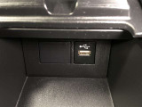 フロントコンソールのスマホトレイをスライドさせると、ディスプレイオーディオ通信用USB端子(Type-A)が設置されています。給電も可能です。コードを格納するためのスペースもありスマートに使えます♪