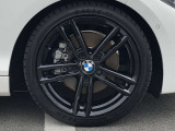 BMW純正18インチホイール。洗練されたデザインで、足元の個性を引き立てます。