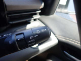 ハイビームアシスト機能が装備されており対向車が接近すると自動的にロービームに切り替えてくれる便利な機能になっております♪