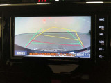 【バックガイドモニター】後方の映像をナビ画面に表示するだけでなく、ステアリング操作に連動して動くガイド線も同時に表示!予想進路の確認をしながら後退できるので便利です!