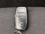 ドアの開閉時、両手が荷物で塞がっている時はキーレスでのカギの解除が大変ですよね。スマートキーはポケットやバッグに入れておけば、ノブに触れただけでロックの解除が可能です。とても便利な機能です