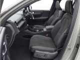 運転席8ウェイパワーシート(ドアミラー連動メモリー機構付)、助手席8ウェイパワーシート、クッション・エクステンションを搭載。シートクッションの長さを調節することができ、ホールド性をさらに高めます。