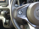 毎日触れるハンドル部分はこちら。運転手を守るエアバックも装備しているので、安心してお乗りいただけます。