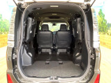 普段のお買い物や通勤、送迎等に十分な荷室スペースを確保しております。セカンドシートを倒すと、大きな荷物の積載も可能です♪
