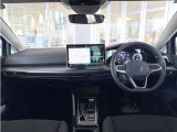 水平基調インパネに12.9インチの大型ディスプレイを採用。シフトスイッチもコンパクトで直感的に操作しやすい運転席周りとなっております。