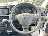 毎日触れるハンドル部分はこちら。運転手を守るエアバックも装備しているので、安心してお乗りいただけます。