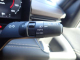 オートライト機能が装備されており暗い場所に入ると車両が検知しライトのON・OFFを自動的に切り替えてくれますので非常に便利な装備です♪