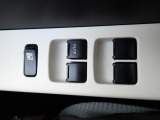 窓の開閉は電動(パワーウィンド)になりますので、便利ですよね。