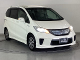 狭い駐車場でも、スライドドアならチャイルドシートへのお子さまの乗降や荷物の積載もスムーズ。とても便利な【両側電動スライドドア】ドアハンドを少し引くだけでリアドアが自動開閉します。