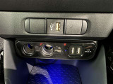 充電用USB端子付き。スマートフォンなどの充電に便利です。