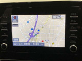【7インチディスプレイオーディオ】各種オーディオ機能とスマホ連携機能を搭載。ナビキットを装着しているので、車載ナビとしても使用可能です。機能の詳細につきましては、展示店舗までお尋ねください。