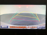 【バックガイドモニター】後方の映像をナビ画面に表示するだけでなく、ステアリング操作に連動して動くガイド線も同時に表示!予想進路の確認をしながら後退できるので便利です!