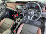アダプティブタイプのオートクルーズです。車線中央付近を走行するようにステアリングを制御し、運転者のハンドル操作を支援します。