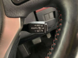 前方の車との車間を設定し、スピードを上げたり緩めたりを自動で行ってくれる追尾式の「レーダークルーズ」。上級装備の一つです!高級車にしかつかない嬉しい機能です。