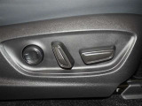 パワーシート搭載。微妙な調整が手軽にでき、ピッタリのポジションで運転することが可能です。