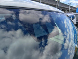 全てのクルマに車両検査証がついています。中古車オークション業界で確立された公正な基準を採用しています。トヨタ自動車によって、修復歴や状態を正しく判断できると認定された車両検査員が、1台1台検査し点数と