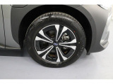 タイヤは235/60R18 18インチアルミホイール(ガンメタリック塗装)+フルエアロキャップ(ブラック塗装+シルバー塗装)を装着!