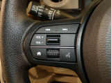 【ステアリングリモコン】ステアリングにオーディオ調節可能なスイッチが装備されていますので運転中でも視線をそらさずにオーディオの調節が可能です!