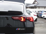 L字型の特徴的なテールランプが、後方のドライバーへBMWを印象付けます。