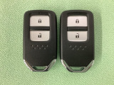 スマートキーを装備しています。鍵を差し込むことなくドアロックの開け閉めと、スタートボタン操作でのエンジンスタートができます。スペアキーも同じものを用意しております。