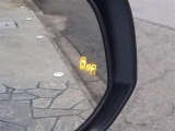 {ブラインドスポットモニター}隣の車線を走る車両をレーダーで検知し、ドアミラーに搭載されたLEDインジケーターが点灯し注意を喚起してくれます。