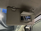 【室内装備品 サンバイザー】前方からの日差しを防ぐ時は、下に下げて使います.横からの日差しは、下に下げてフックを外して横にして使います.鏡も付いて、身だしなみチェックも出来ます.